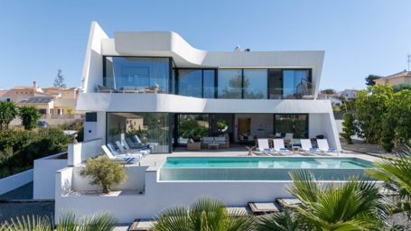 Villa nouvellement construite, toutes de première qualité, à 2 km de la plage