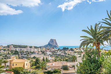 Villa with 3 individual apartments with sea views, Calpe