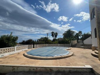 Villa mit wunderschönem Meerblick und großem Grundstück in Calpe