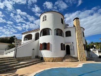 Villa mit wunderschönem Meerblick und großem Grundstück in Calpe