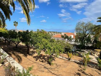 Villa mit wunderschönem Meerblick und großem Grundstück in Calpe