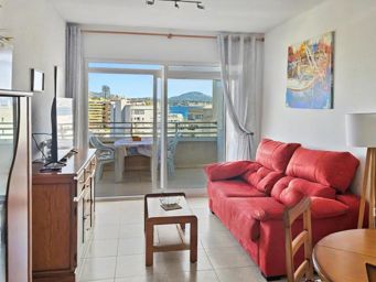 Precioso apartamento con vistas al mar y a la montaña