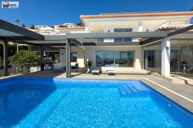 Espectacular villa con vistas al mar y privacidad en ubicación inmejorable