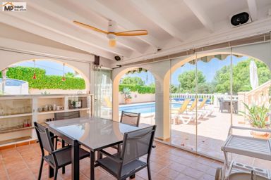 Schöne Villa mit Gästewohnung und Blick auf den Peñón de Ifach