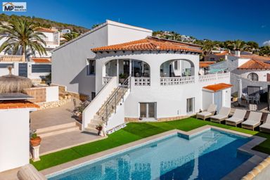 Moderne Villa mit Gästewohnung und Blick auf den Peñón d’Ifach