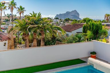 Moderne Villa mit Gästewohnung und Blick auf den Peñón d’Ifach