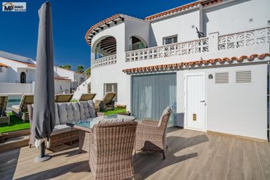 Moderne Villa mit Gästewohnung und Blick auf den Peñón d’Ifach