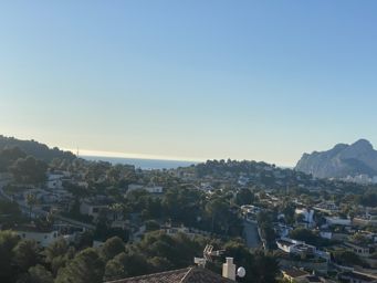 Beeindruckendes Grundstück mit unglaublichem Blick auf das Dorf und das Meer