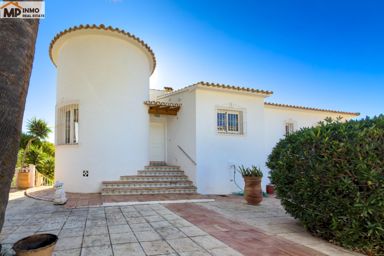 Preciosa villa con apartamento independiente en Benissa Costa
