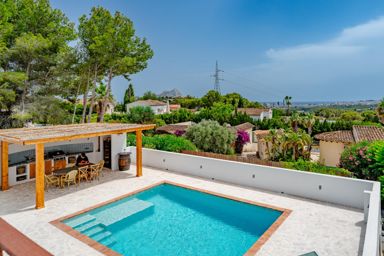 Magnífica villa mediterránea con esencia ibicenca y vistas al mar en Calpe