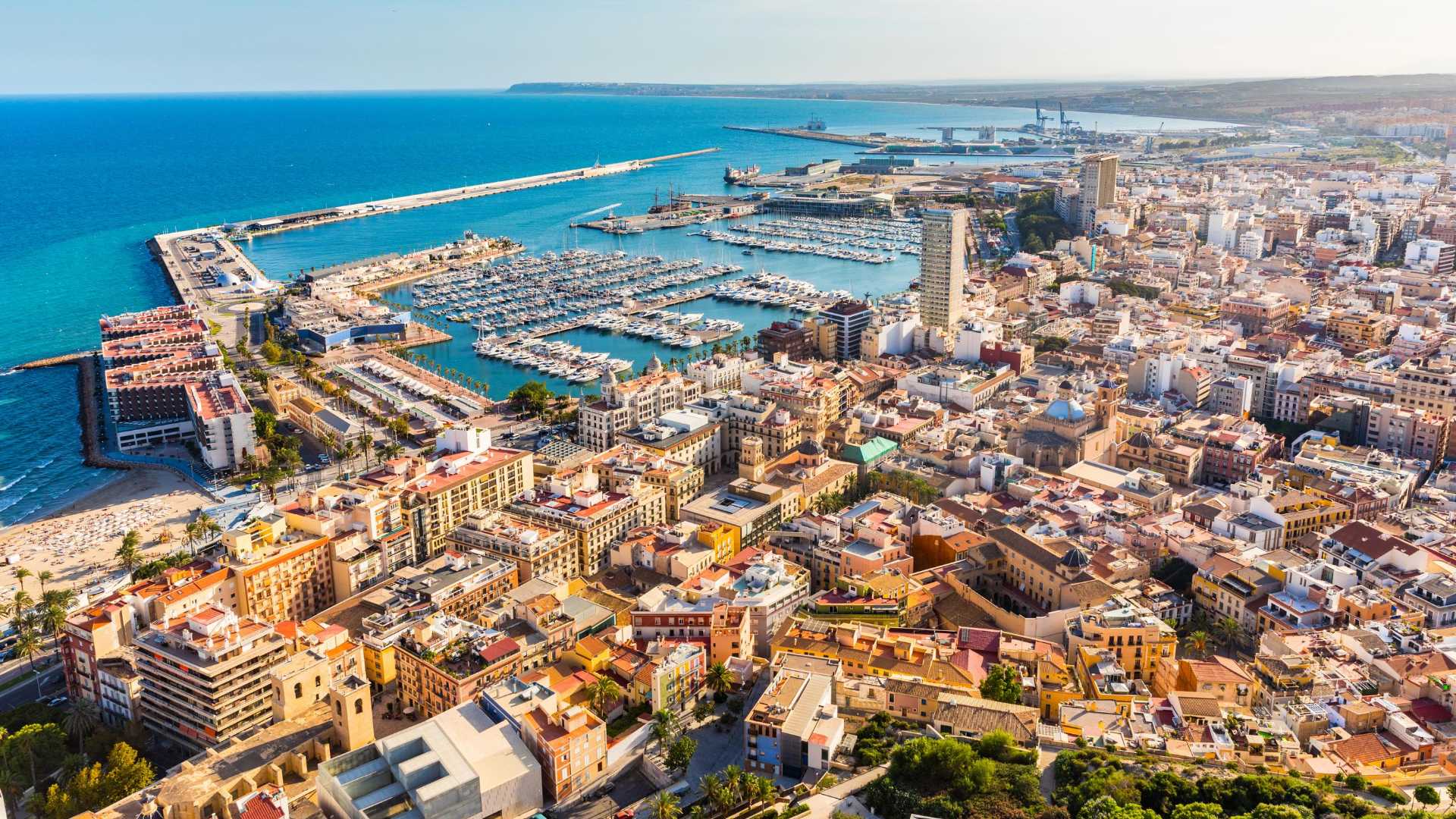 Alicante desde el aire: una ciudad vibrante junto al Mediterráneo.