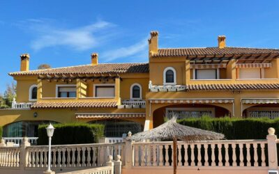 Semi-detached villa with beautiful views 600 meters from the beach of Calpe.