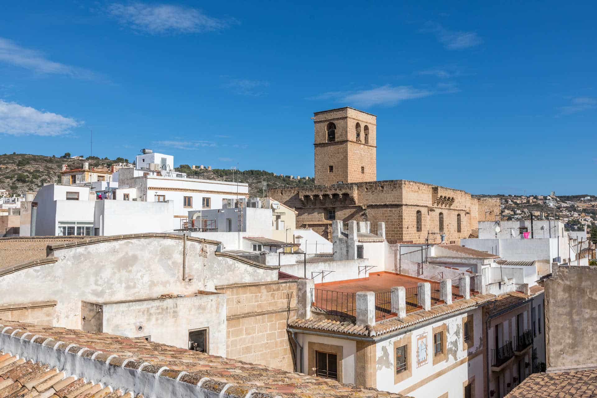 Encanto y tradición en las calles del casco antiguo de Jávea.